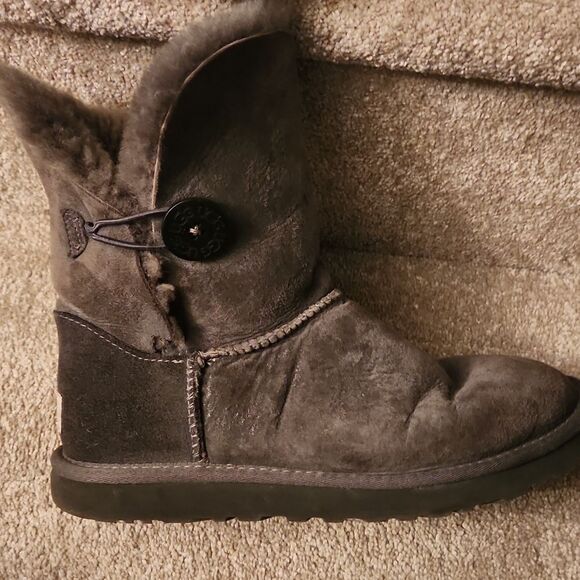 Ugg "Bailey" Button II Gray Short Suede Sheepskin Boots w/ Shearling Size 9 - Picture 8 of 13
